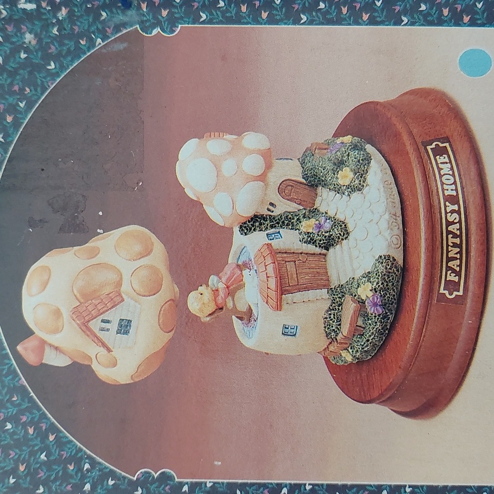 FANTASY HOME Mushroom House with Granny bear NIB